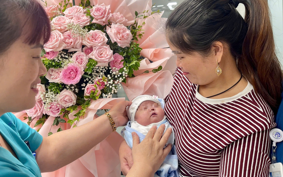 Em bé sinh non đẻ rơi giữa đường, chỉ nặng 900g, sống sót kỳ diệu sau 3 tháng chữa trị