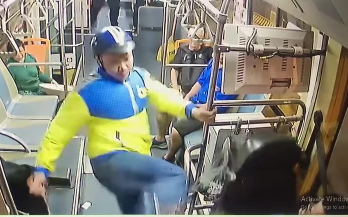 Bắt người mặc áo xe ôm công nghệ đánh tài xế xe buýt ở Thủ Đức