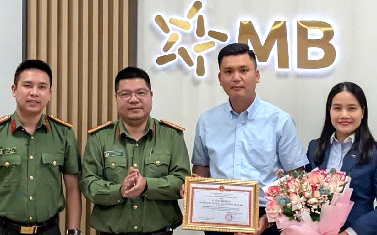 Phát hiện người có lệnh truy nã đặc biệt, ngân hàng báo công an bắt