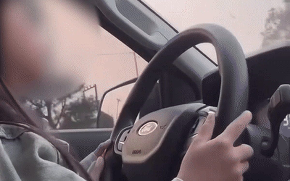 Xác minh clip người đàn ông để bé gái cầm vô lăng lái ô tô