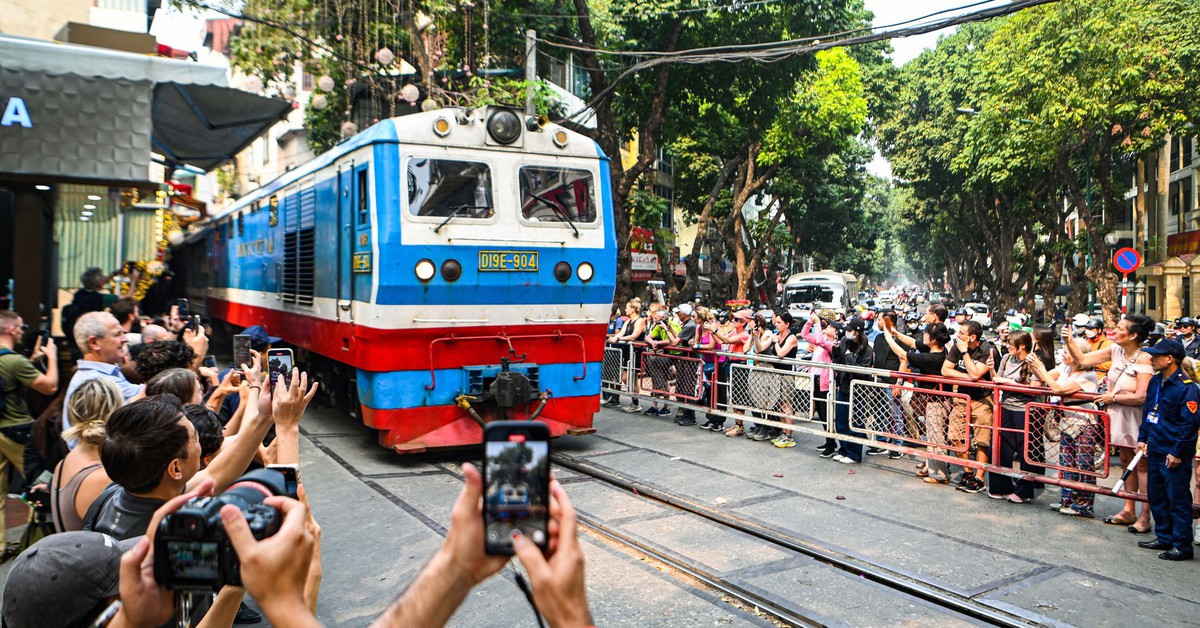 'Barie tự động bật mở dù tàu chưa qua' và loạt thách thức đảm bảo an toàn đường sắt