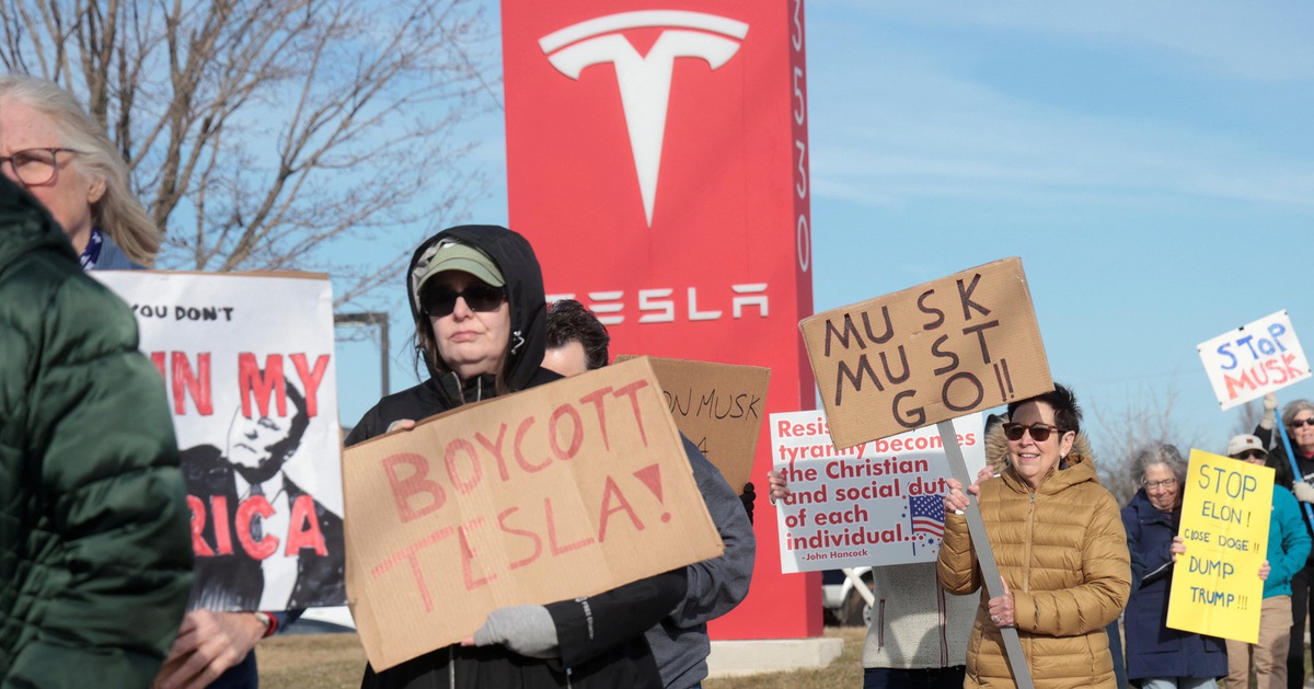 Xe Tesla bị phá hoại hàng loạt, FBI cảnh báo 'khủng bố nội địa'