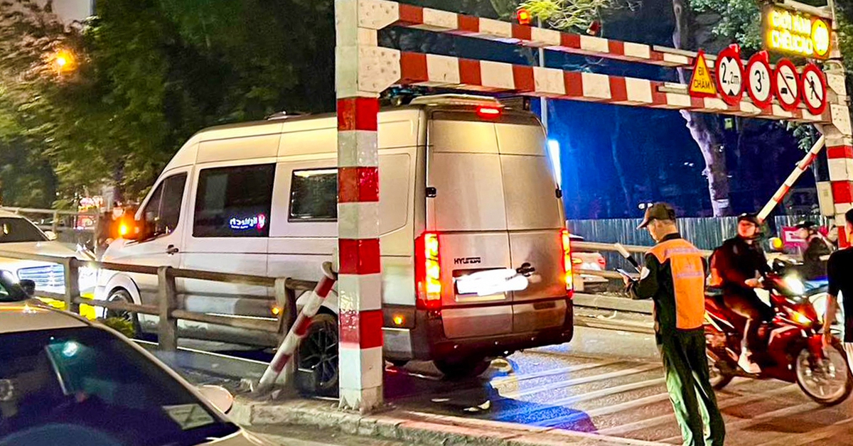 Xe tải hoán cải mắc kẹt trên cầu vượt Thái Hà - Chùa Bộc