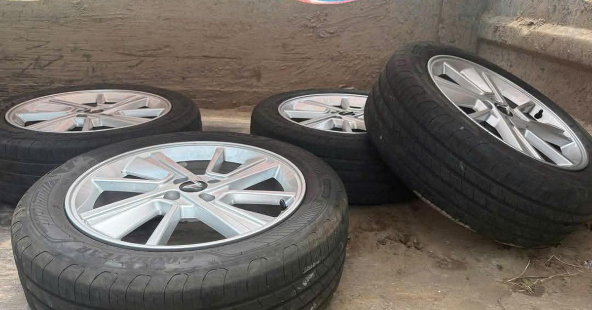 Đậu xe hơi qua đêm ở vỉa hè, bị trộm tháo mất... bốn bánh xe