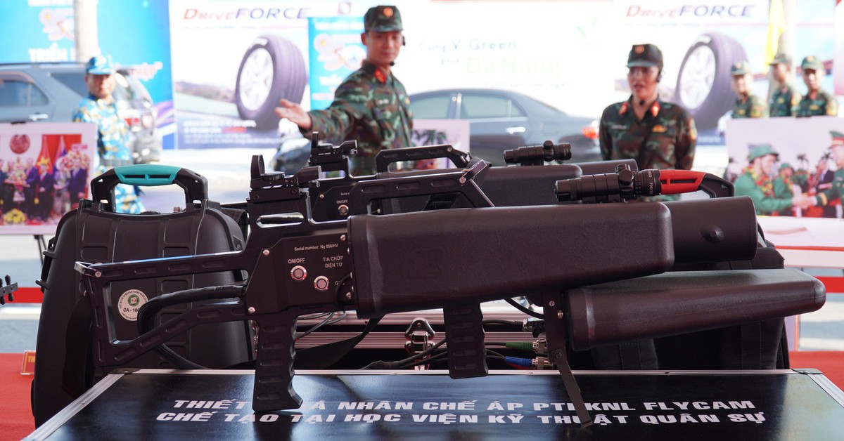 Súng bắn tỉa của công an, quân đội hút khách trong triển lãm thành tựu 50 năm của Đà Nẵng
