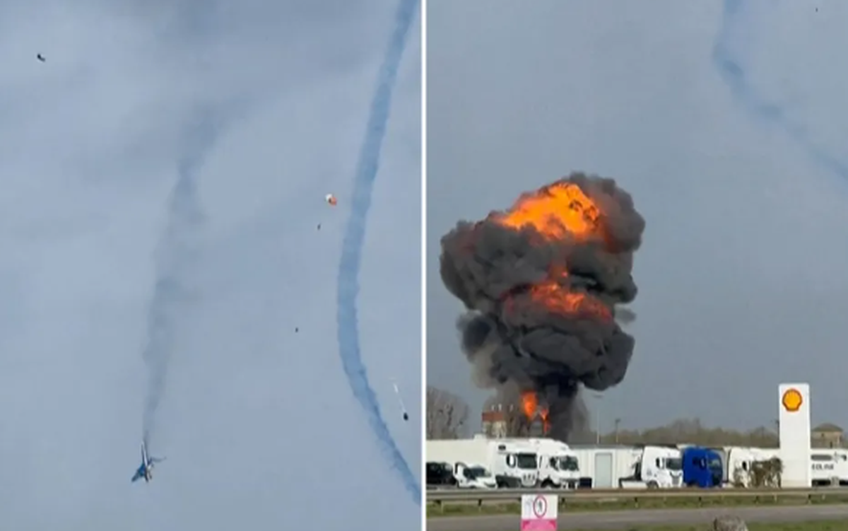 Hai máy bay diễn tập đâm nhau trên bầu trời ở Pháp