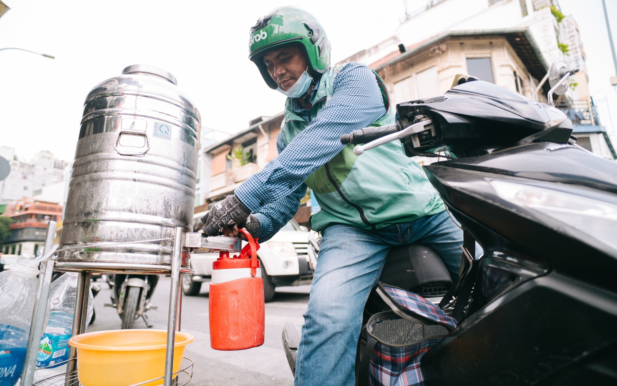 Trà đá miễn phí mát lòng người giữa trời TP.HCM nắng gắt