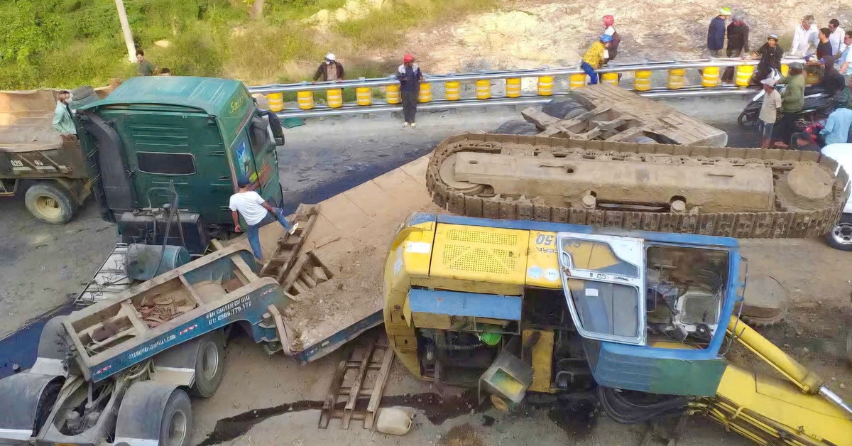 Xe múc và xe đầu kéo lật chắn ngang đường, đèo An Khê bị gián đoạn giao thông