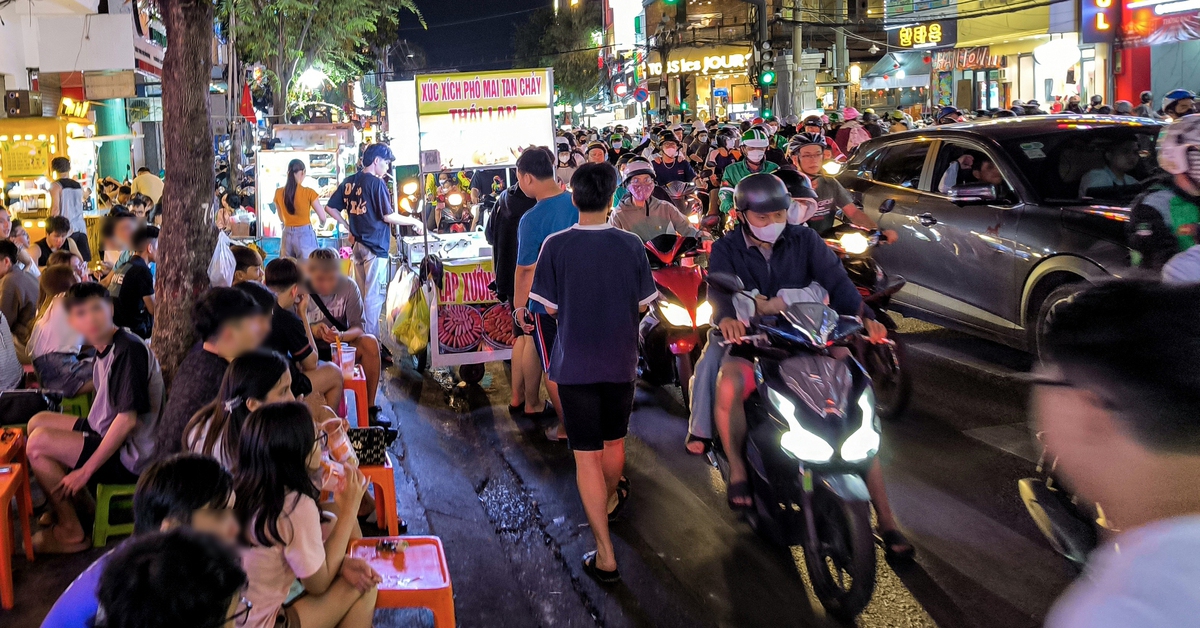 Vỉa hè, lòng đường biến thành chợ, bóp còi xin đường còn bị chửi, trợn mắt