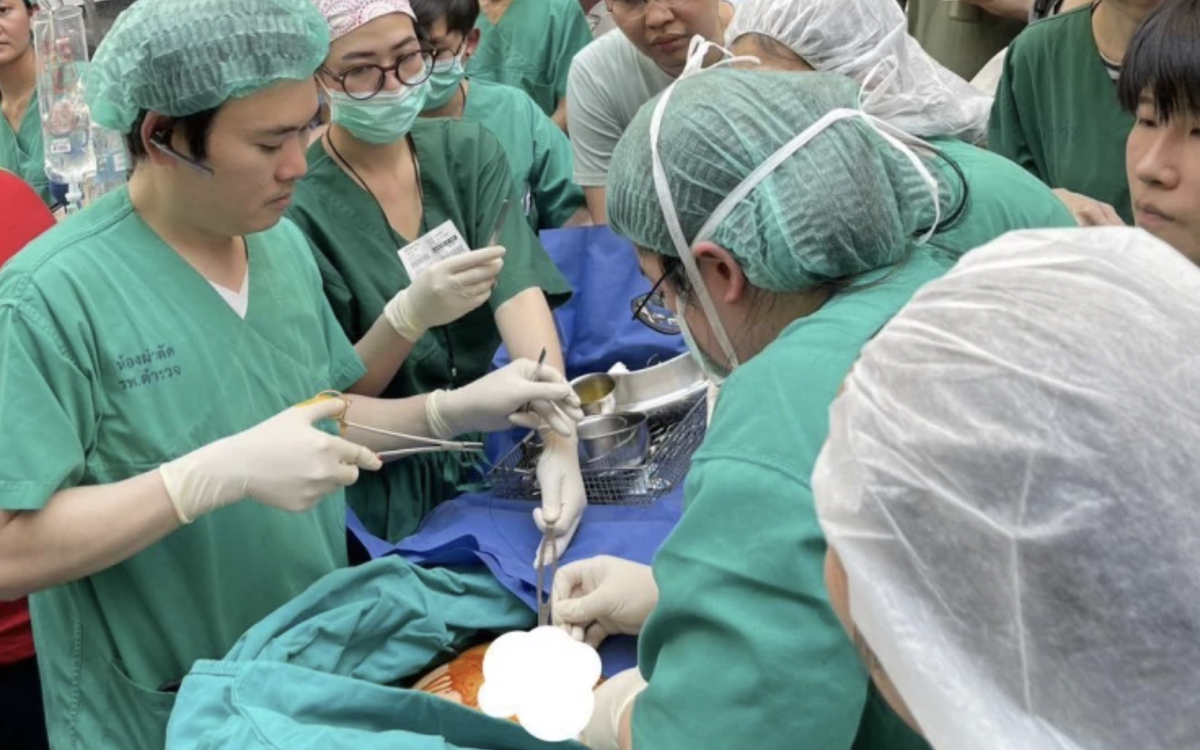 Bác sĩ ở Bangkok phẫu thuật ngoài trời cứu người trong lúc động đất