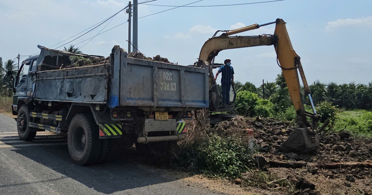 Đào đất bờ kênh, 2 người ở Long An bị xử phạt
