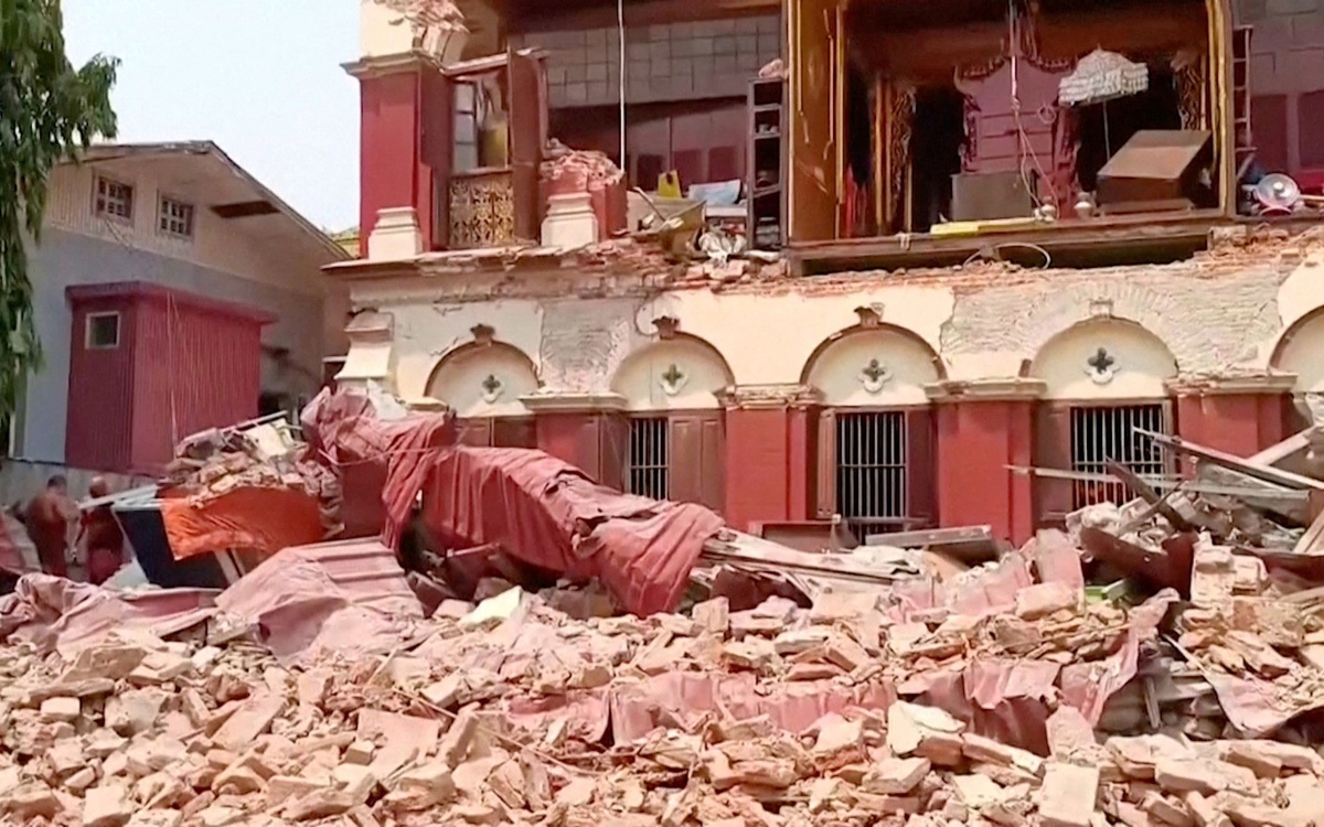 Người Myanmar phải đào bới bằng tay vì thiếu máy móc, 140 nhà sư chờ giải cứu sau động đất