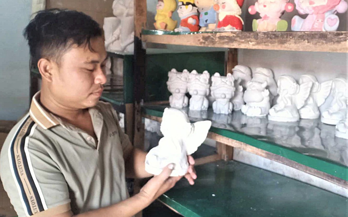 Bén duyên với nghề đúc tượng thạch cao