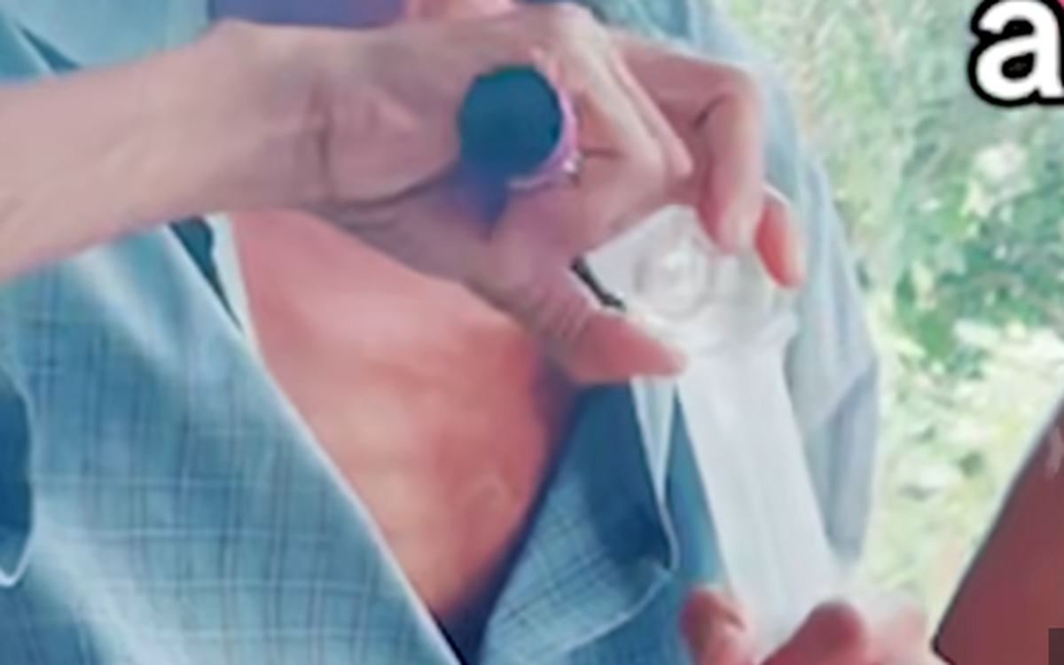 Phát hoảng với người đàn ông uống rượu bằng cách bơm thẳng vào dạ dày