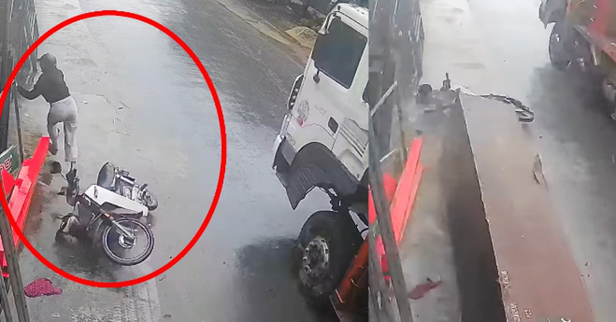 Cô gái vứt xe máy chạy thoát thân khi khối gỗ cả tấn trên ô tô rớt xuống