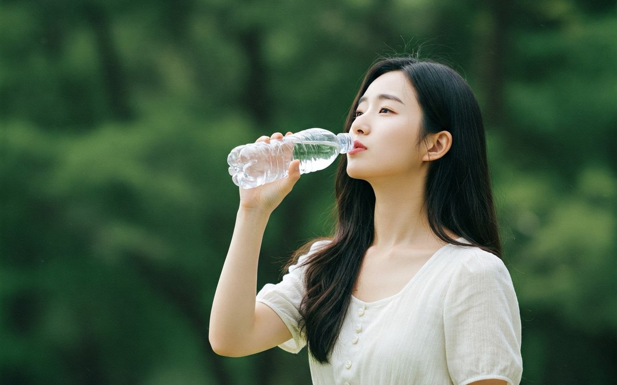 Uống nước từ chai nhựa có nguy cơ gây bệnh tim mạch và huyết áp cao?