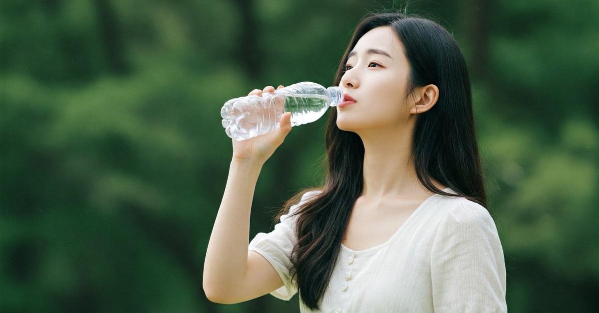 Uống nước từ chai nhựa có nguy cơ gây bệnh tim mạch và huyết áp cao?