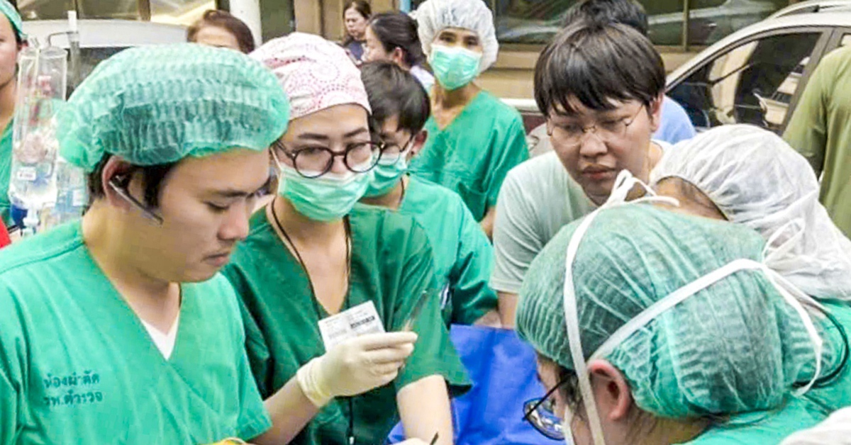 Bác sĩ ở Bangkok phẫu thuật ngoài trời cứu người trong lúc động đất