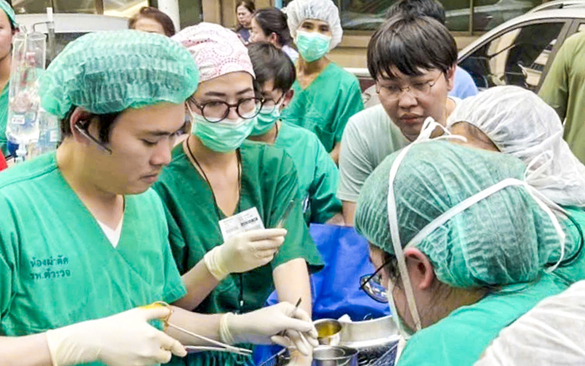 Bác sĩ ở Bangkok phẫu thuật ngoài trời cứu người trong lúc động đất