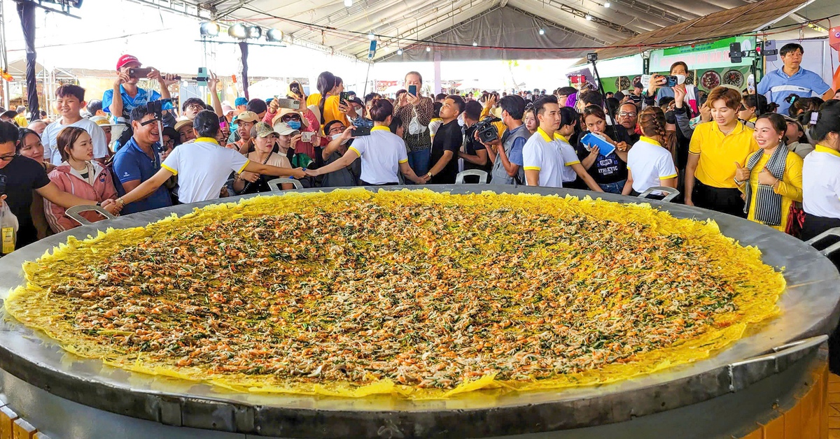 Bánh xèo ‘siêu to khổng lồ, bánh chưng ‘lớn nhất’ xuất hiện tại Lễ hội bánh dân gian Nam Bộ 2025