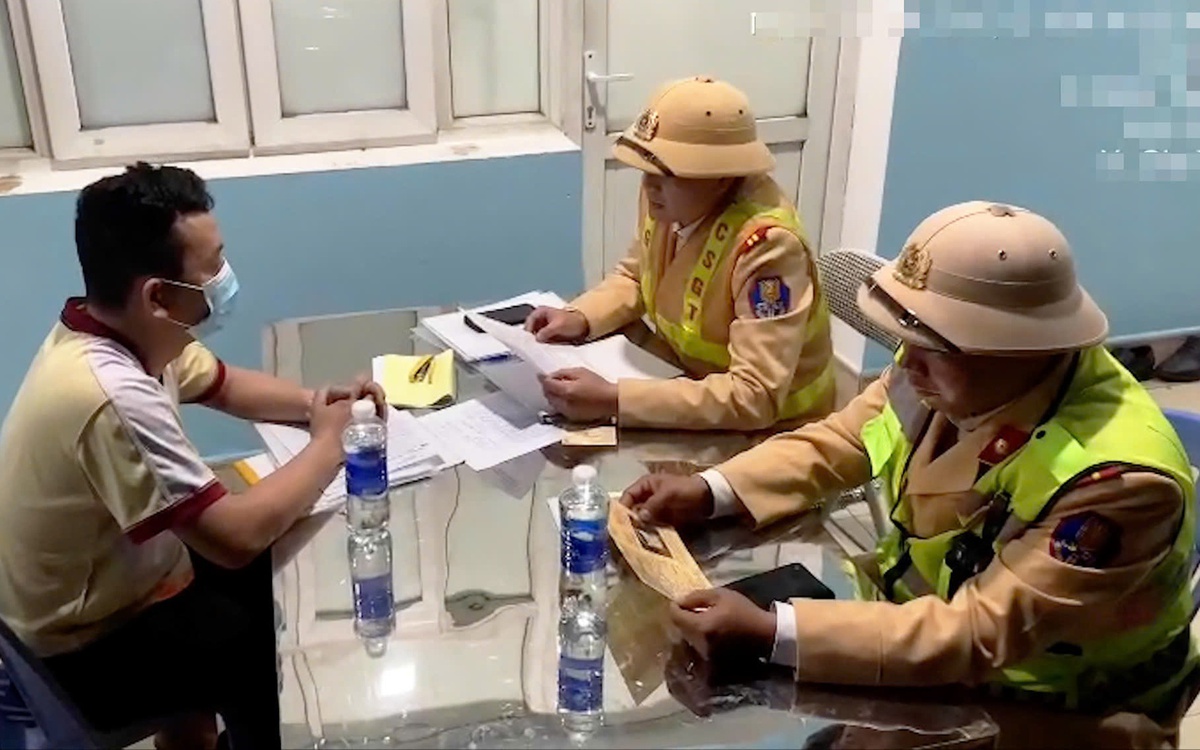 Không có bằng lái còn đi ngược chiều cao tốc, tài xế và chủ xe khách bị phạt 112 triệu đồng