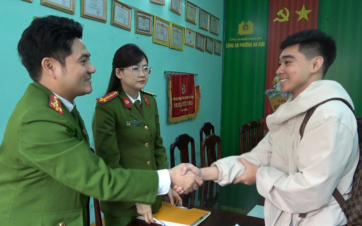 Bất ngờ nhận được 200 triệu, chàng trai báo ngay công an