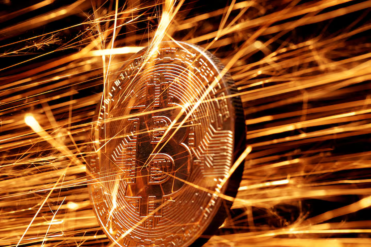 Giá bitcoin tăng vọt sau bài đăng của ông Trump, chuyên gia lo lắng