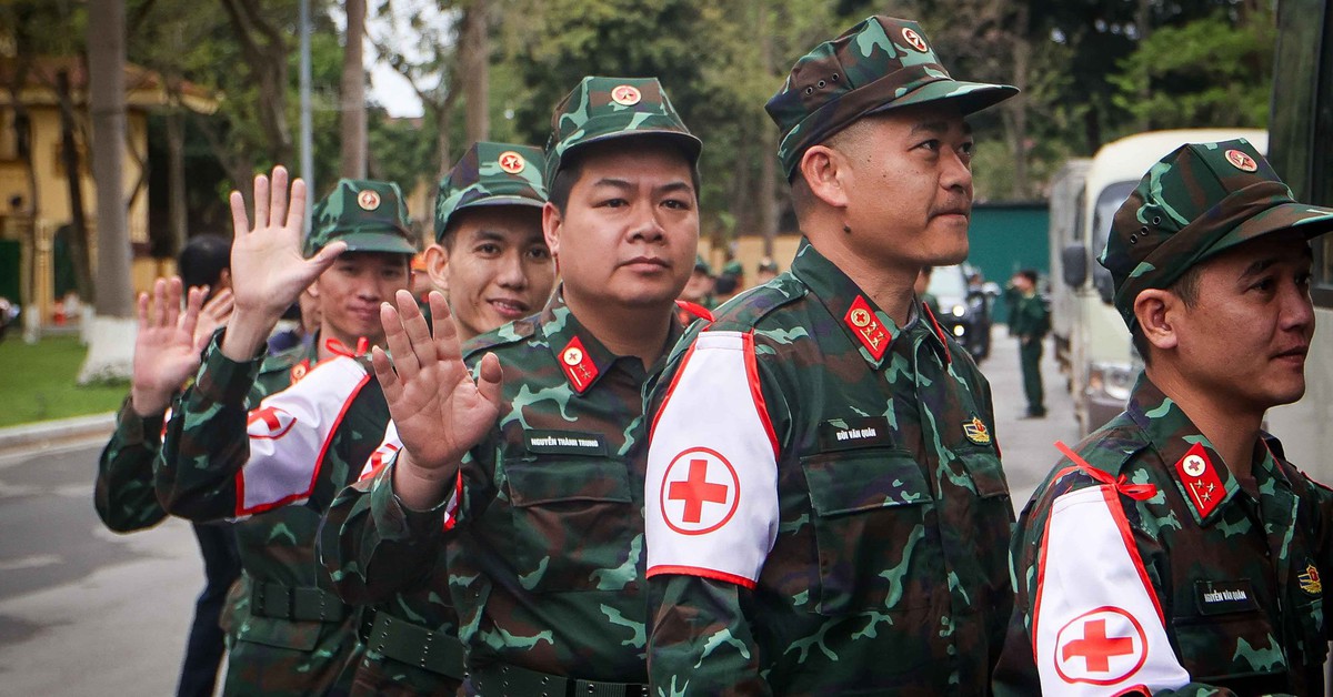 Lực lượng tinh nhuệ của quân đội Việt Nam lên đường sang Myanmar khắc phục hậu quả động đất