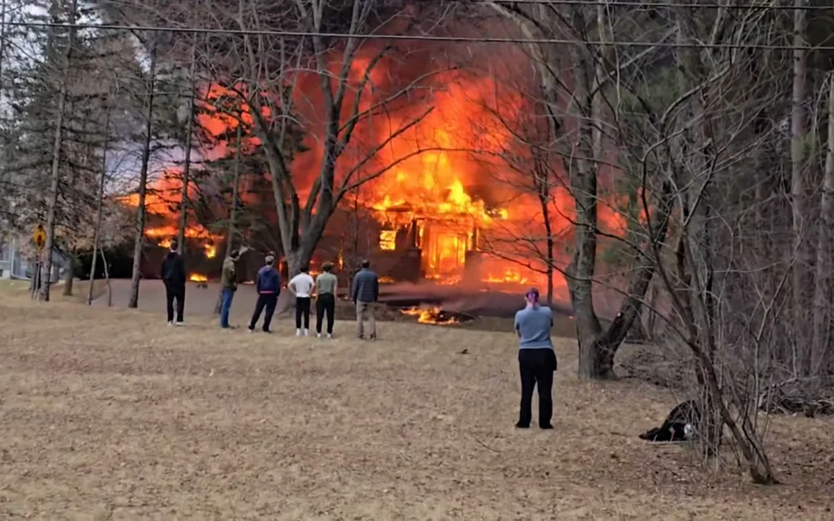 Máy bay rơi xuống nhà dân ở Mỹ, gây hỏa hoạn và ít nhất 1 người thiệt mạng
