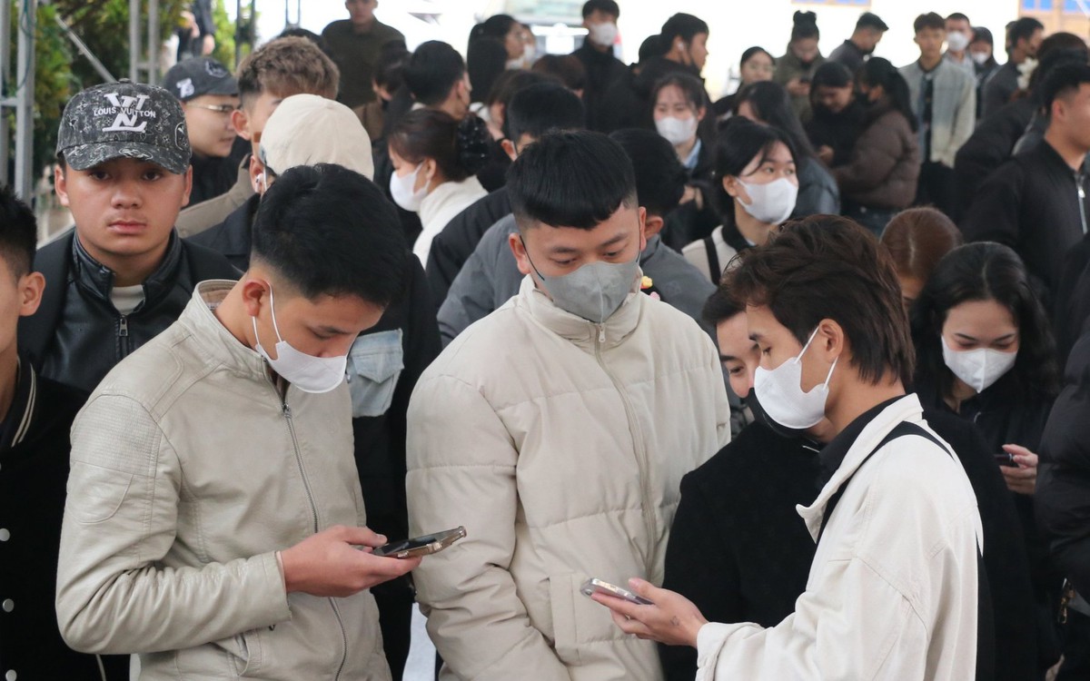 Cả ngàn người lao động xứ Nghệ xếp hàng nộp hồ sơ thi tiếng Hàn