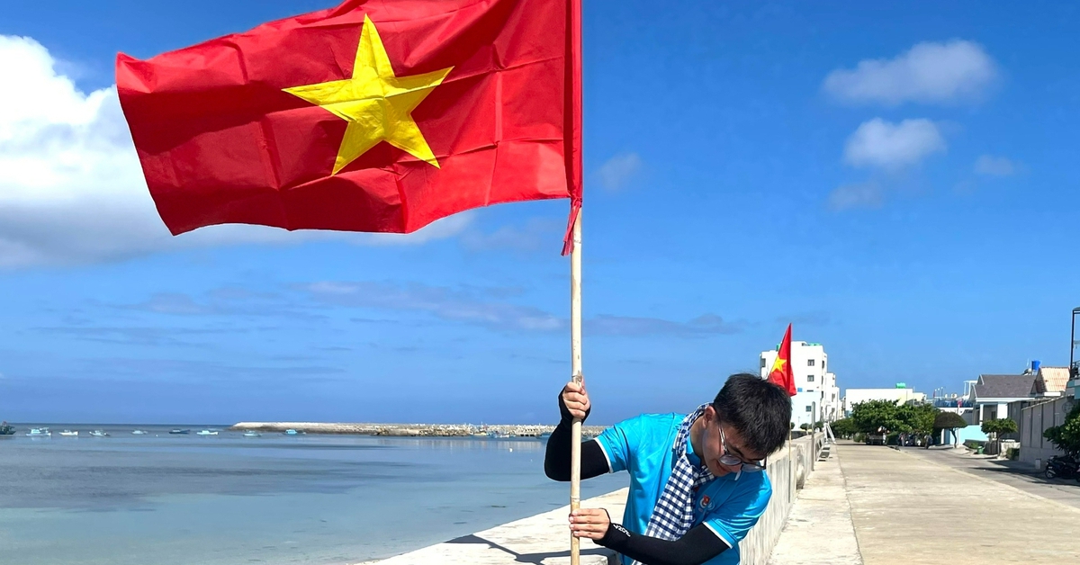 Sinh viên TP.HCM đến đảo Phú Quý tư vấn hướng nghiệp, chuẩn bị hoạt động hè