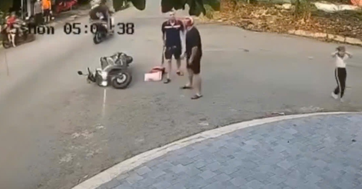 Mới suýt xảy ra va chạm, tài xế ô tô đã cầm gậy đánh người đi xe máy