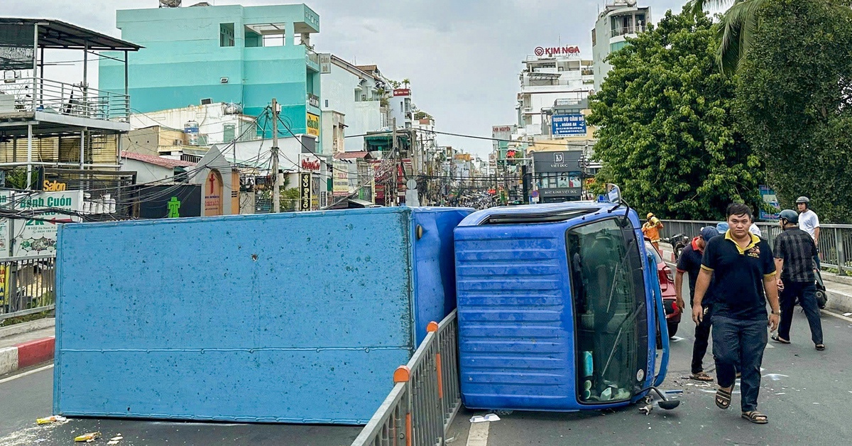 Xe tải tông dải phân cách lật ngang trên cầu Chữ Y, giao thông ùn tắc