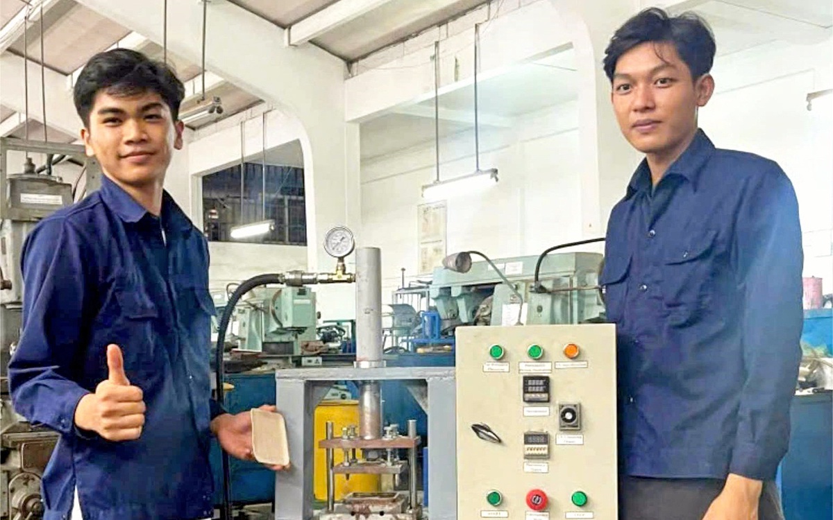 Máy ép lá cây, mo cau thành chén đĩa, khử khuẩn bằng tia UV