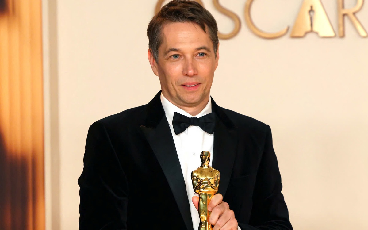 Vào đêm giành Oscar, Sean Baker đã dắt chó đi dạo trước khi đến bữa tiệc ăn mừng