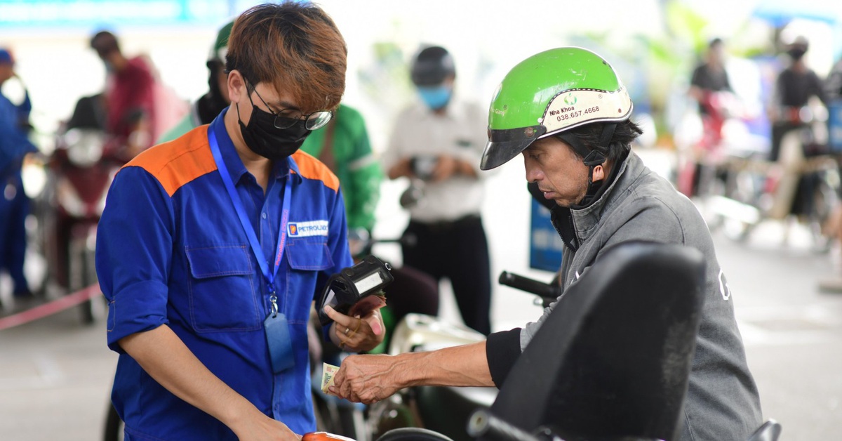 Giá xăng đồng loạt giảm sâu, RON95 giảm hơn 700 đồng/lít