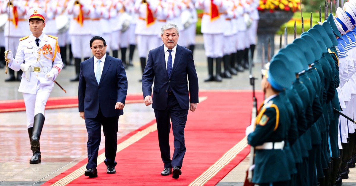 Thủ tướng Phạm Minh Chính đón và hội đàm với Thủ tướng Kyrgyzstan