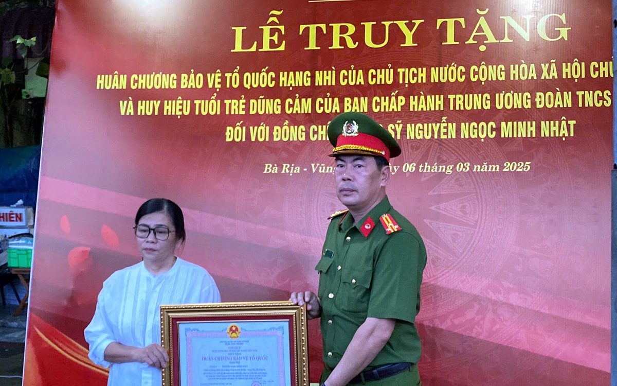 Truy tặng huân chương cho thượng sĩ cảnh sát cơ động hy sinh khi làm nhiệm vụ