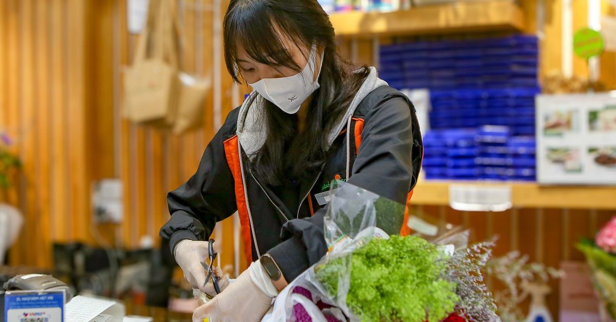 Chủ tiệm 'tung chiêu' tuyển người làm dịp 8-3, tìm shipper cũng khó