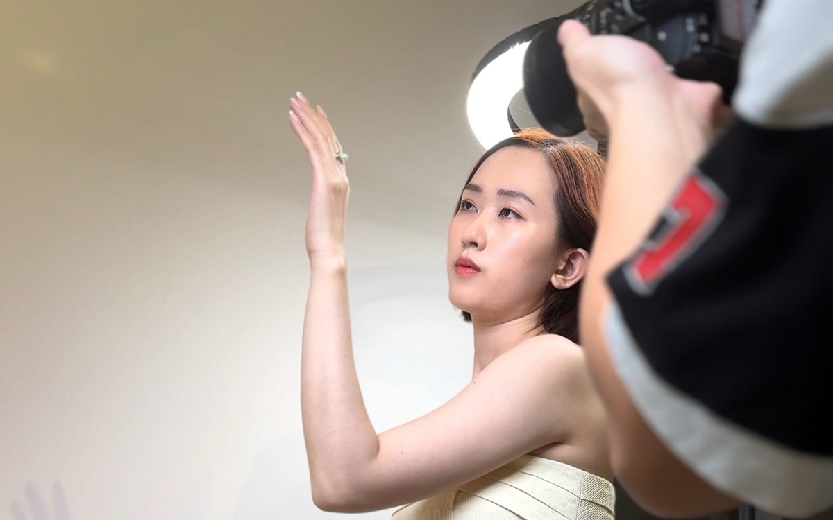 Kiếm tiền bằng nghề độc lạ hổng giống ai - Kỳ 2: Hái ra tiền nhờ làm mẫu... ngón tay