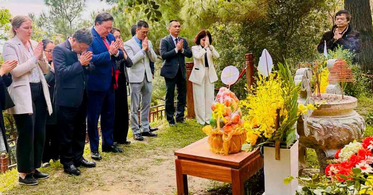 Lần đầu tiên Đại sứ Mỹ Marc Knapper đến viếng mộ Đại tướng Võ Nguyên Giáp
