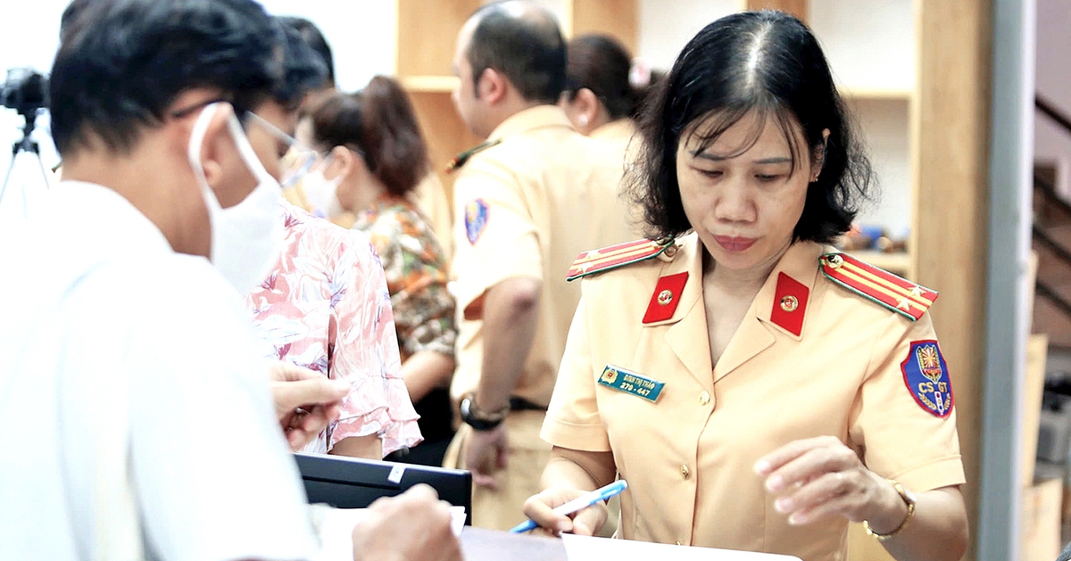 Sau 31-3, người dân chưa nhận kết quả cấp đổi giấy phép lái xe thì liên hệ đến đâu?