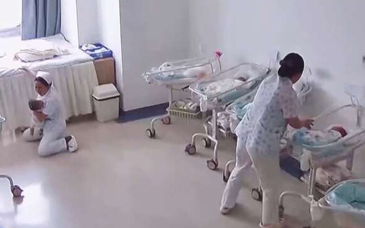 Y tá quỳ gối ôm chặt bé sơ sinh trong động đất, cộng đồng mạng rưng rưng xúc động