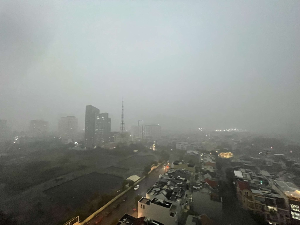 TP.HCM tối 10-4 mưa dông tối trời, kẹt ngập nhiều nơi