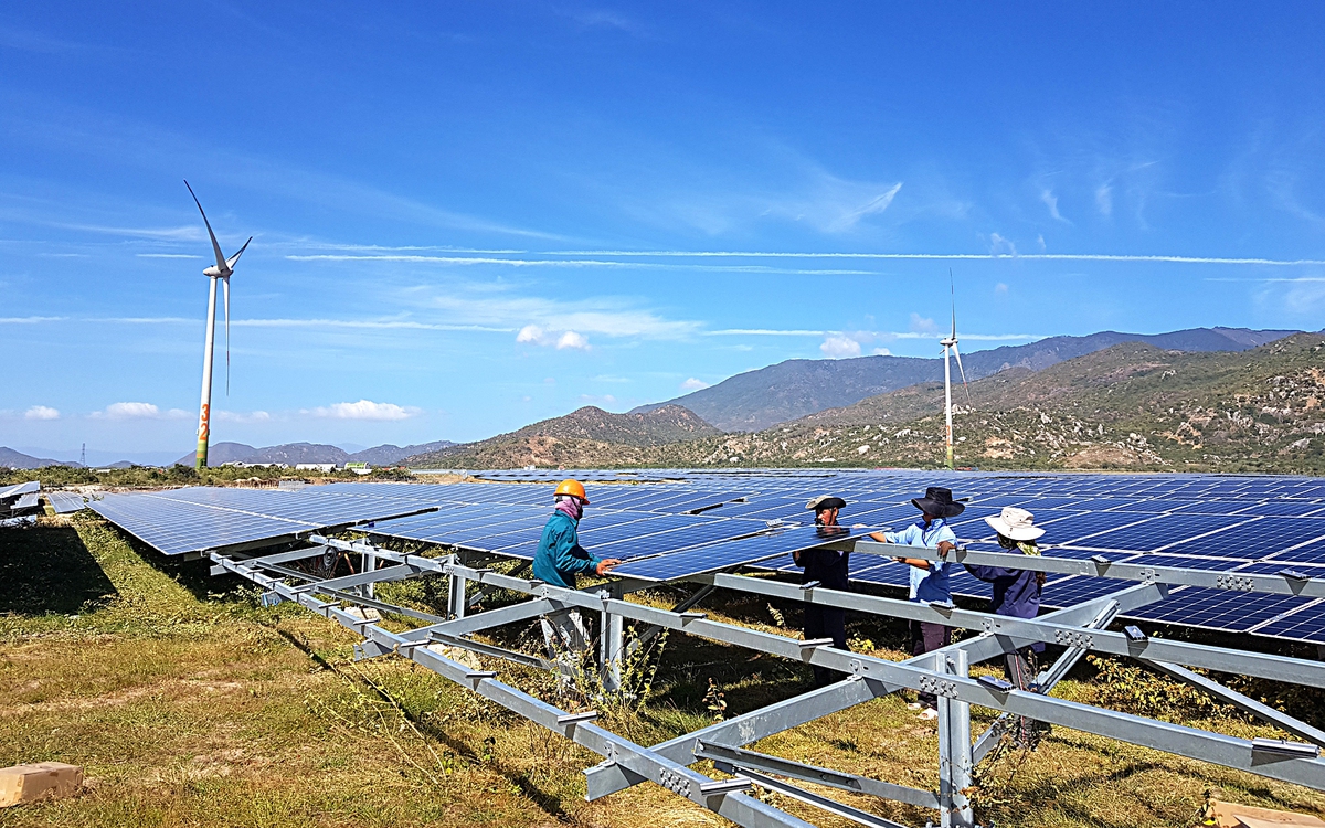 Phê duyệt khung giá mới cho điện mặt trời phân theo vùng, gồm cả pin lưu trữ