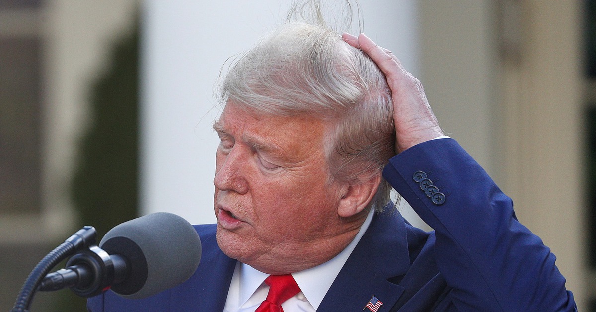 Tổng thống Trump ký sắc lệnh cải cách vòi hoa sen vì mái tóc đẹp?