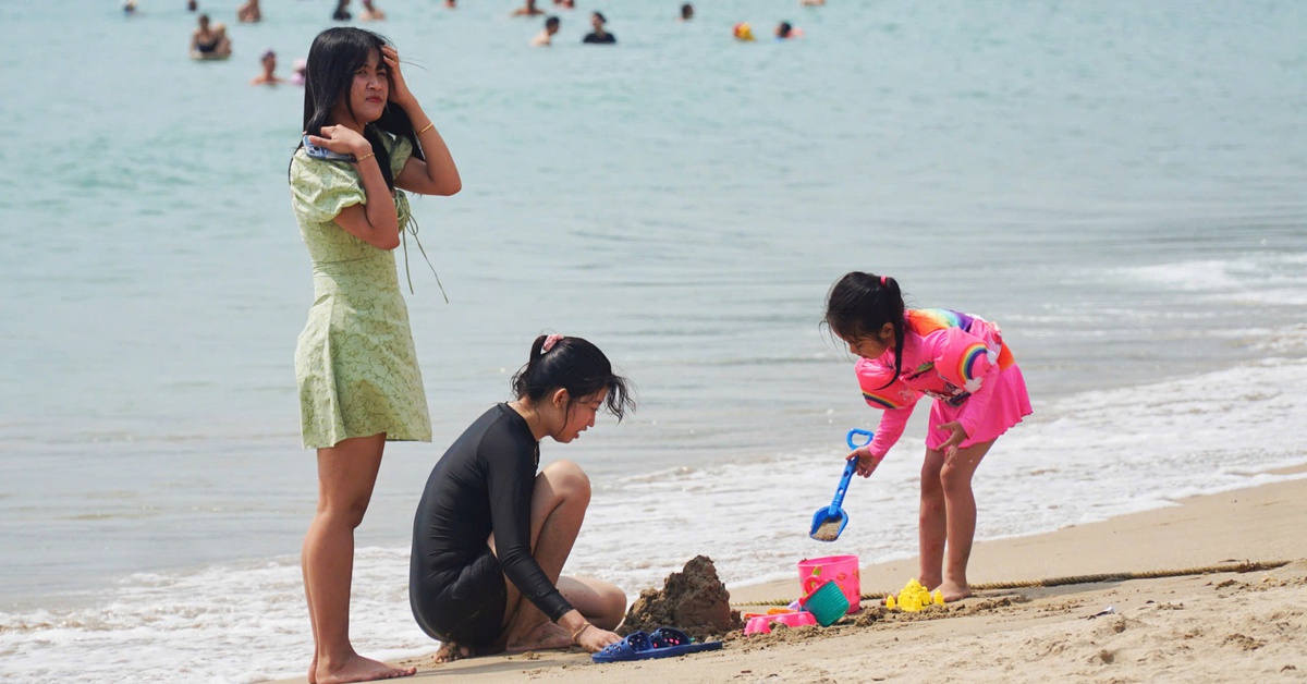 Nhiều du khách tắm biển Nha Trang bị vật sắc nhọn cứa đứt chân