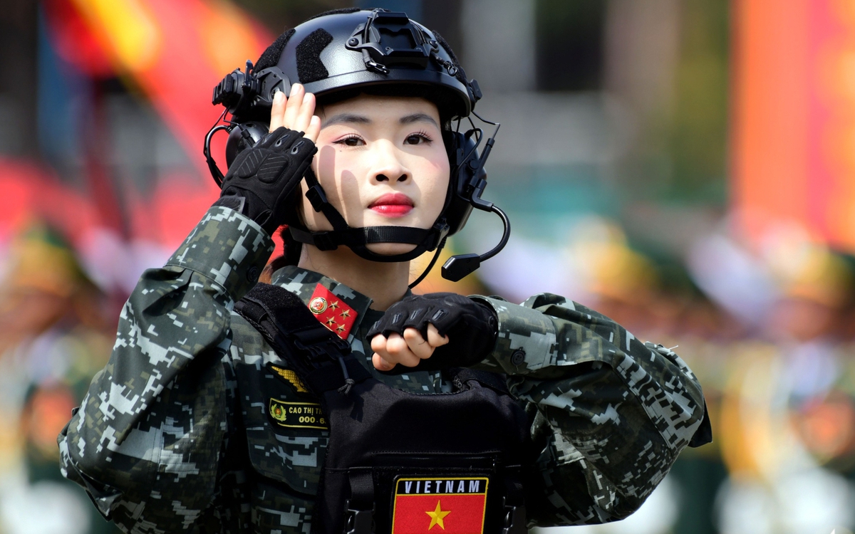 Ngắm khối diễu binh nữ duyên dáng, thần thái trên thao trường sân bay Biên Hòa