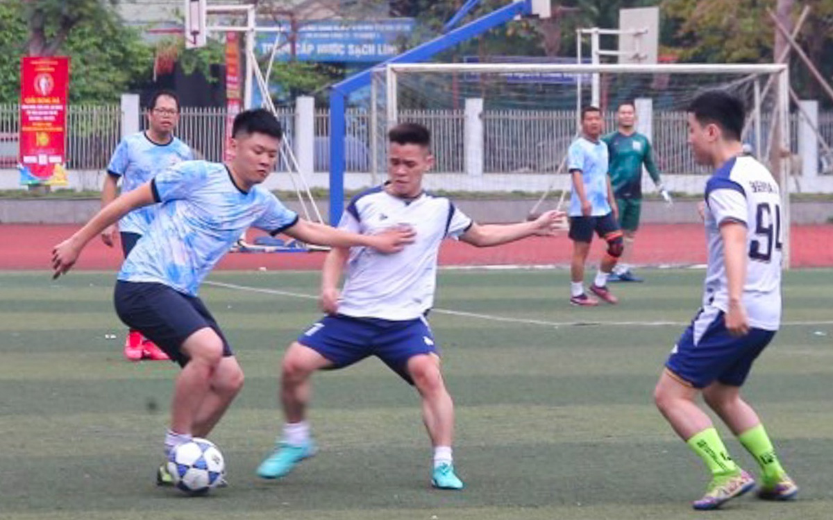 Sân bóng nóng hơn thời tiết Hà Nội: 17 đội tranh tài trong màu áo công đoàn