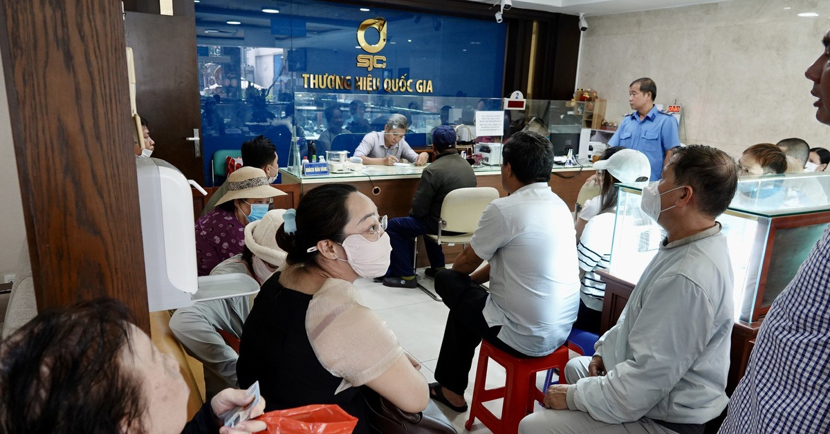 Xếp hàng bán vàng khi giá đạt đỉnh 106,4 triệu đồng/lượng